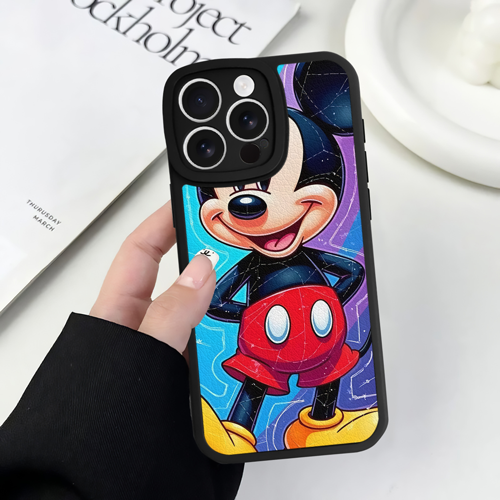 （画像用） ミッキーマウス Mickey Mouse 【iPhone 16シリーズ対応】シリコンスマホケース（レザー調） 材質：シリコン
